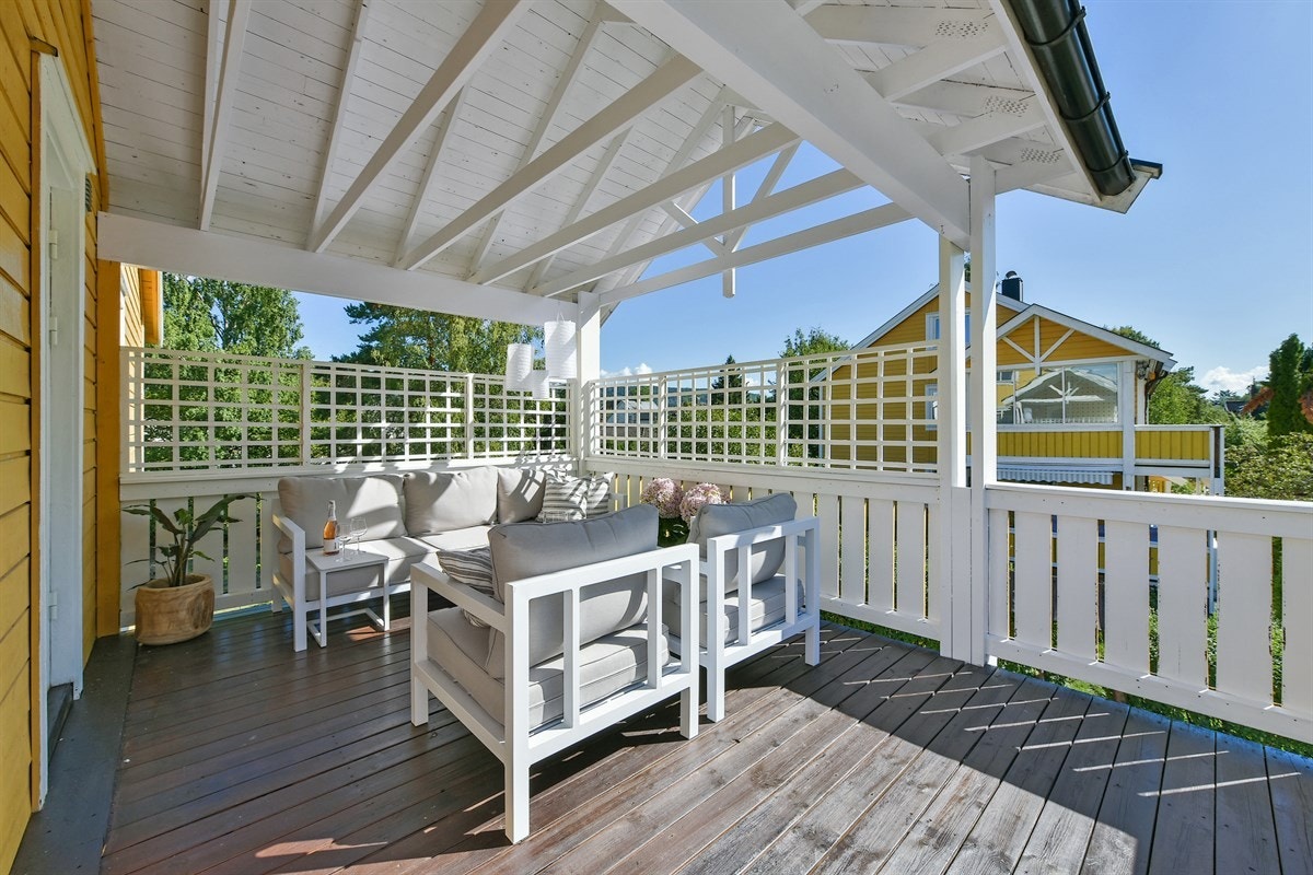 På rekkverk mot nord og syd er det montert hvite palisader som gir noe avskjerming mot innsyn. Galleribilde