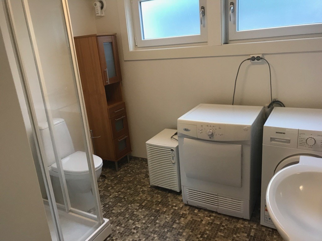 Bad m/dusj, vaskemaskin og tørketrommel Galleribilde