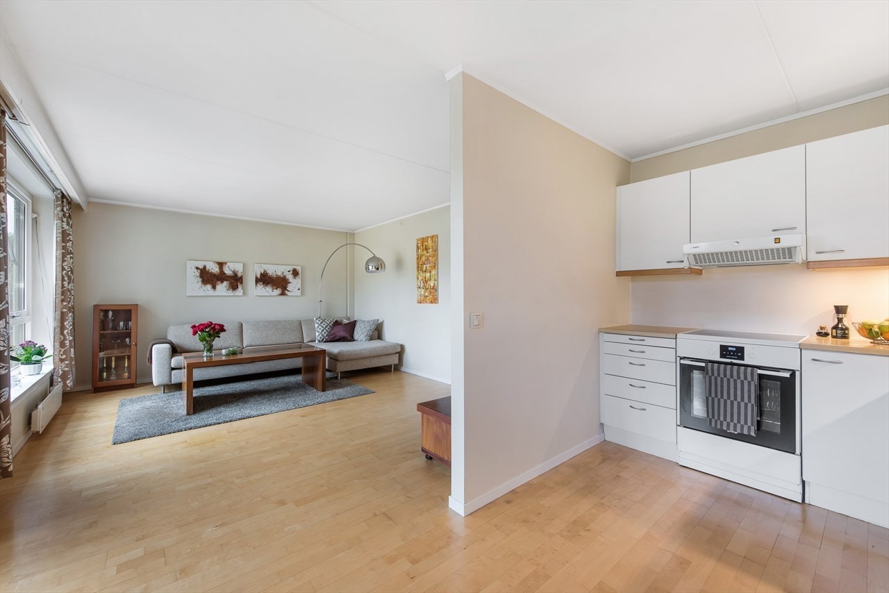 Fint kjøkken i delvis åpen løsning med stuen - Rommet har utgang til sydvendt balkong Galleribilde