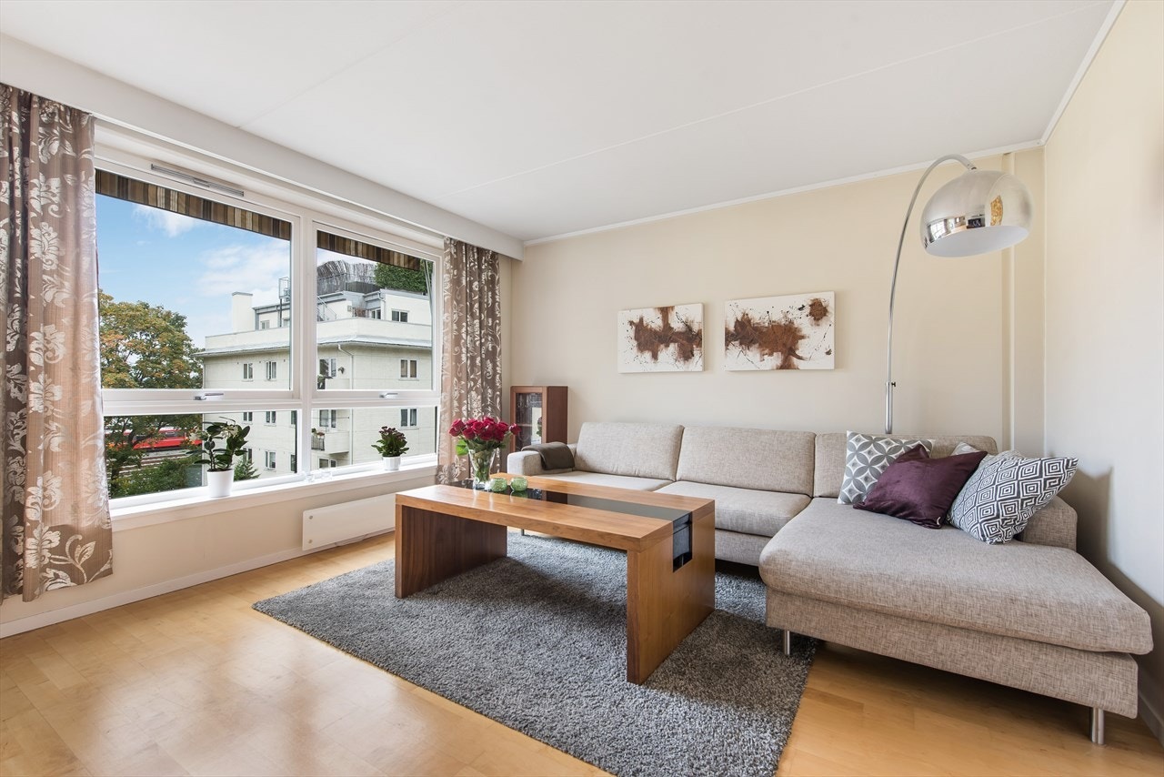 Store vindusflater gir mye naturlig lys Galleribilde