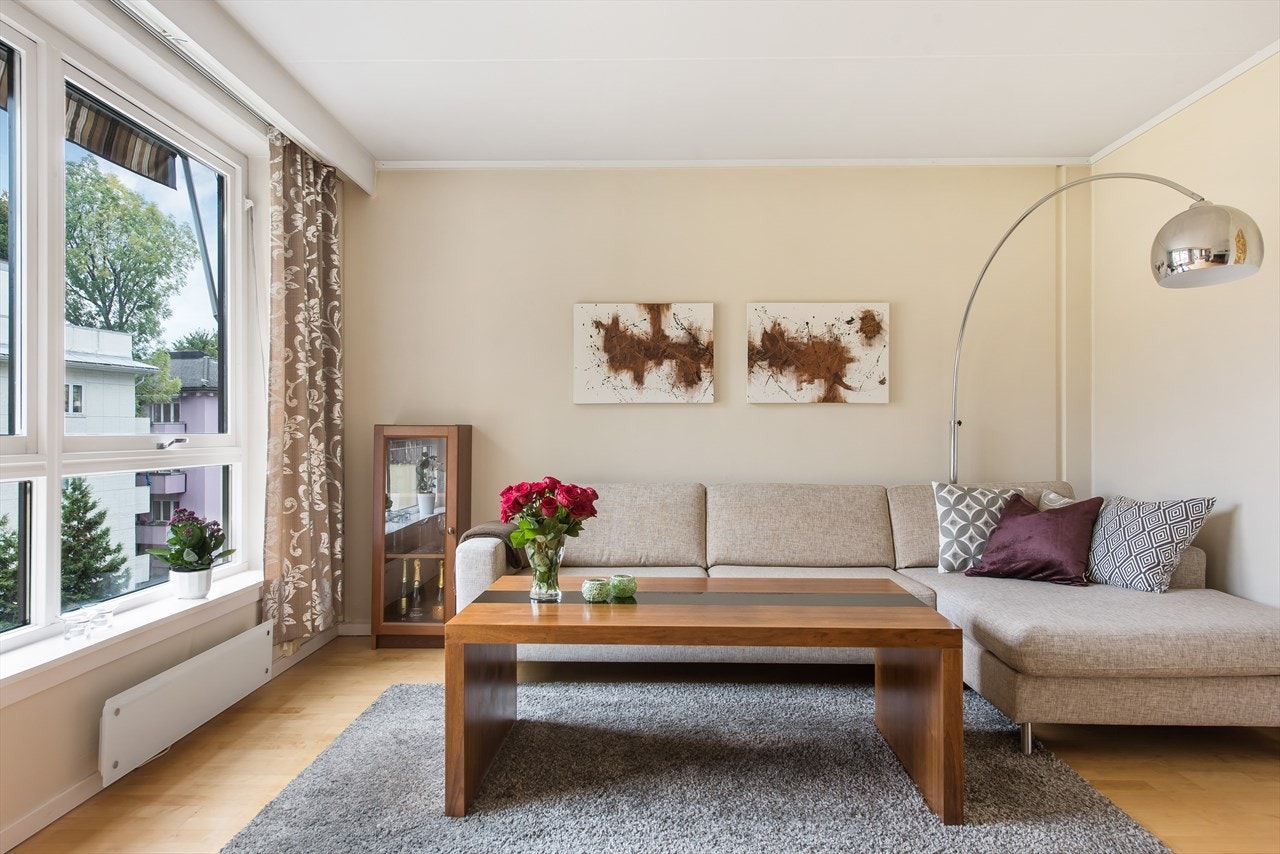 Stue med plass til sofagruppe og tilhørende møblement Galleribilde