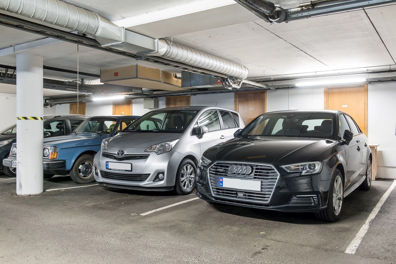 Leiligheten har eksklusiv bruksrett på garasje plass i lukken annlegg - Mulighet for ladestasjon for el-bil Galleribilde