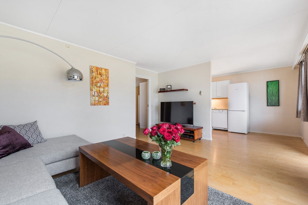 Stuen har delvis åpen løsning til kjøkken Galleribilde