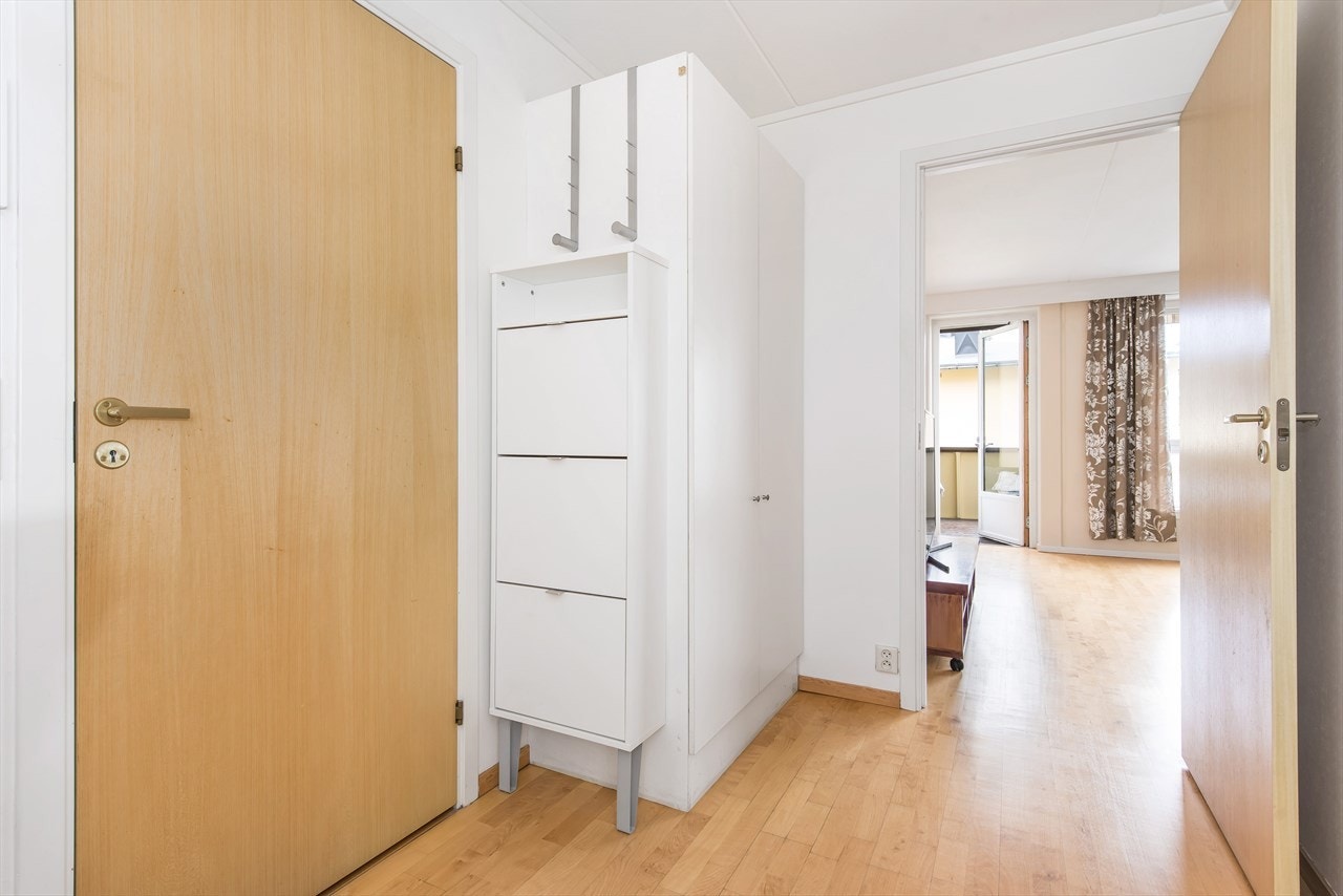 Flott entré med god plass til oppbevaring av sko og yttertøy Galleribilde