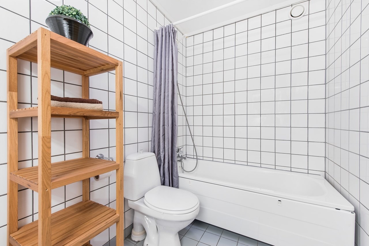 Badet har også Wc og badekar med dusj Galleribilde