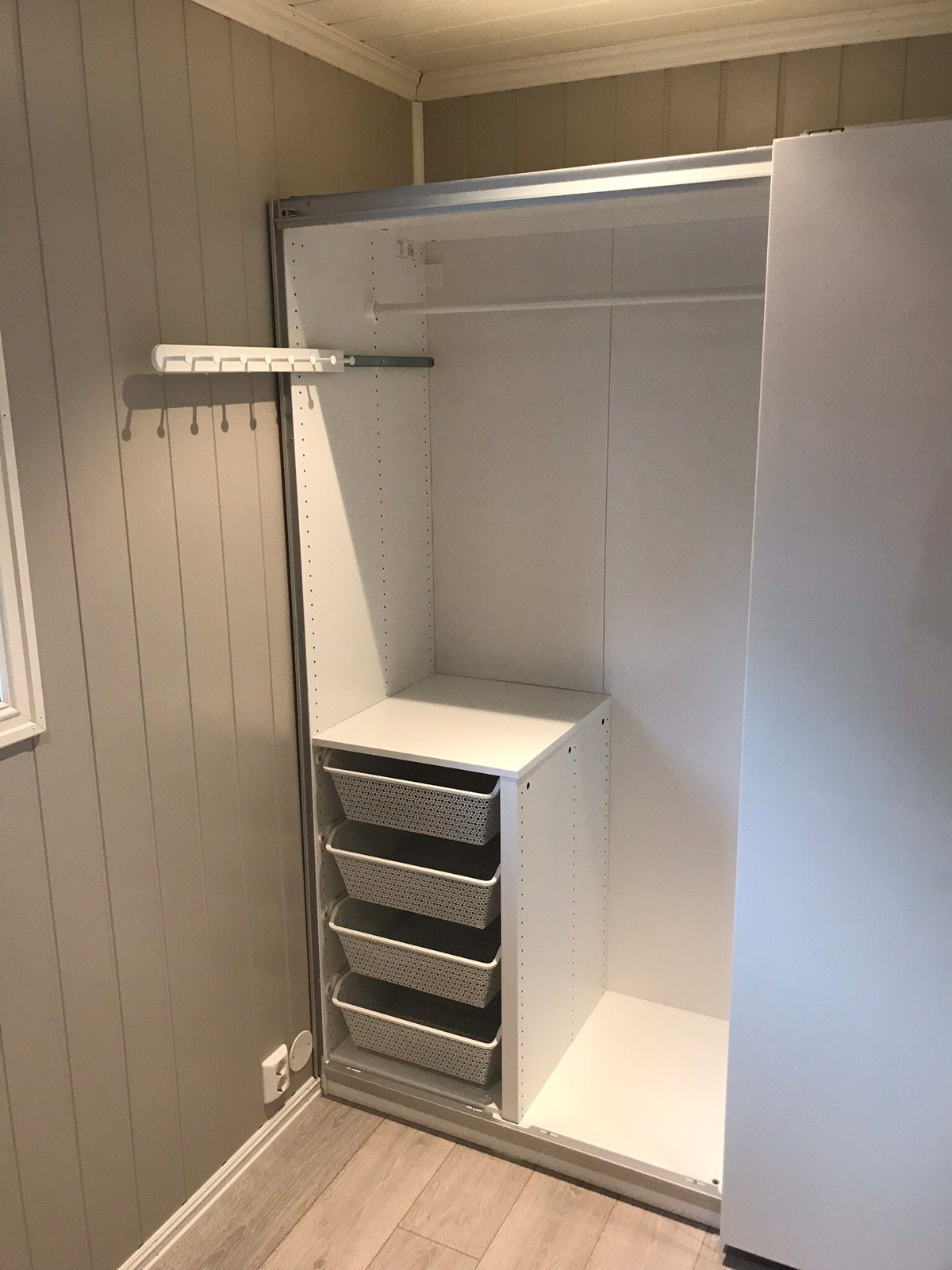 Soverom med romslig garderobe Galleribilde