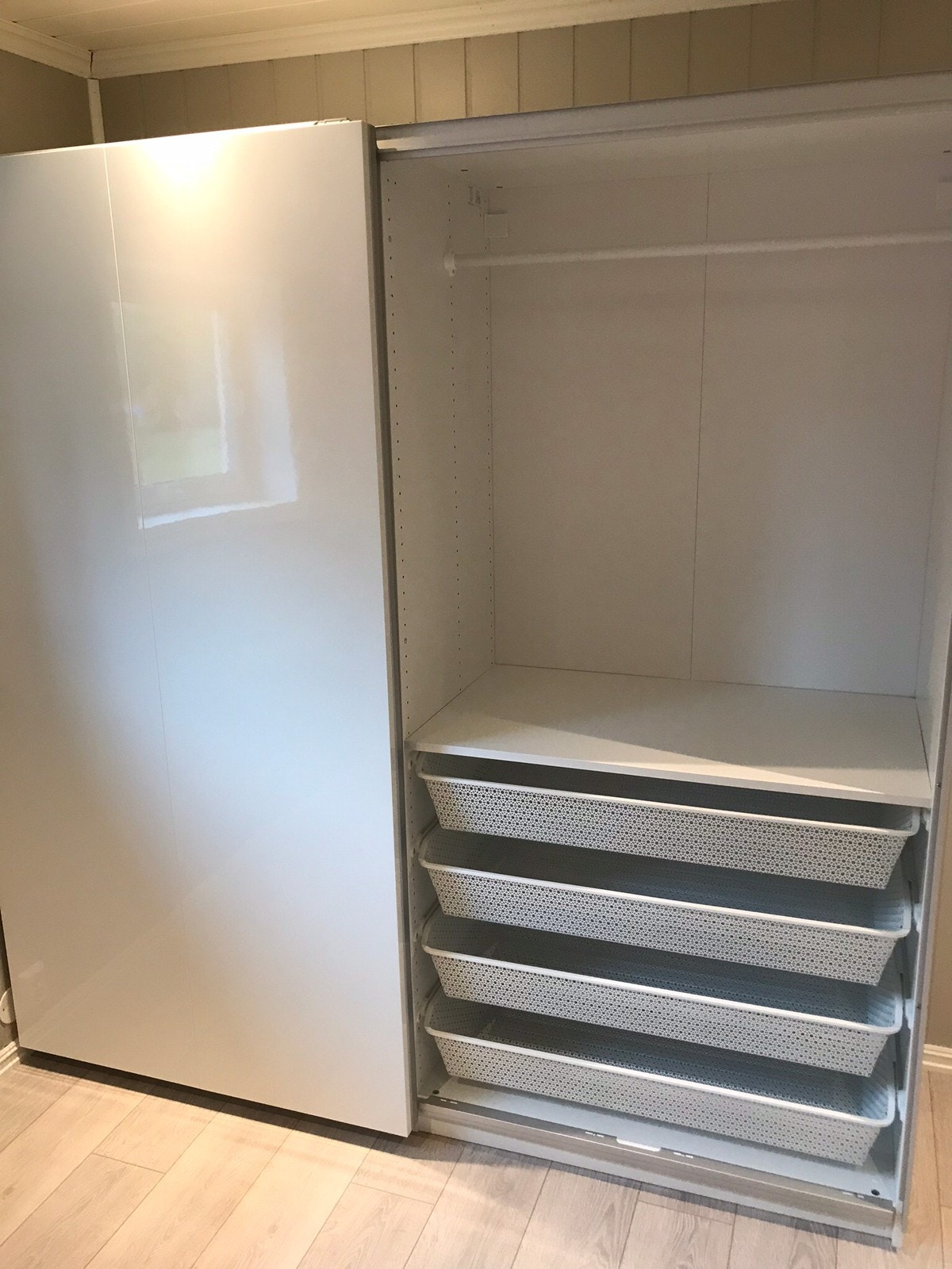 Soverom med romslig garderobe Galleribilde