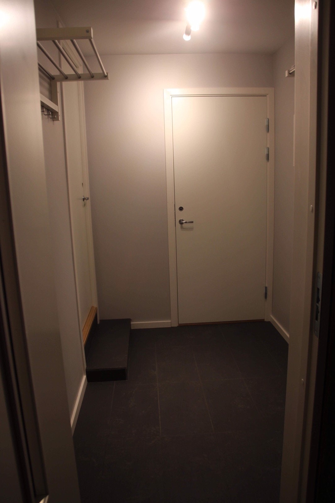 Entré. Dør til venstre er inn til hybelen. Galleribilde