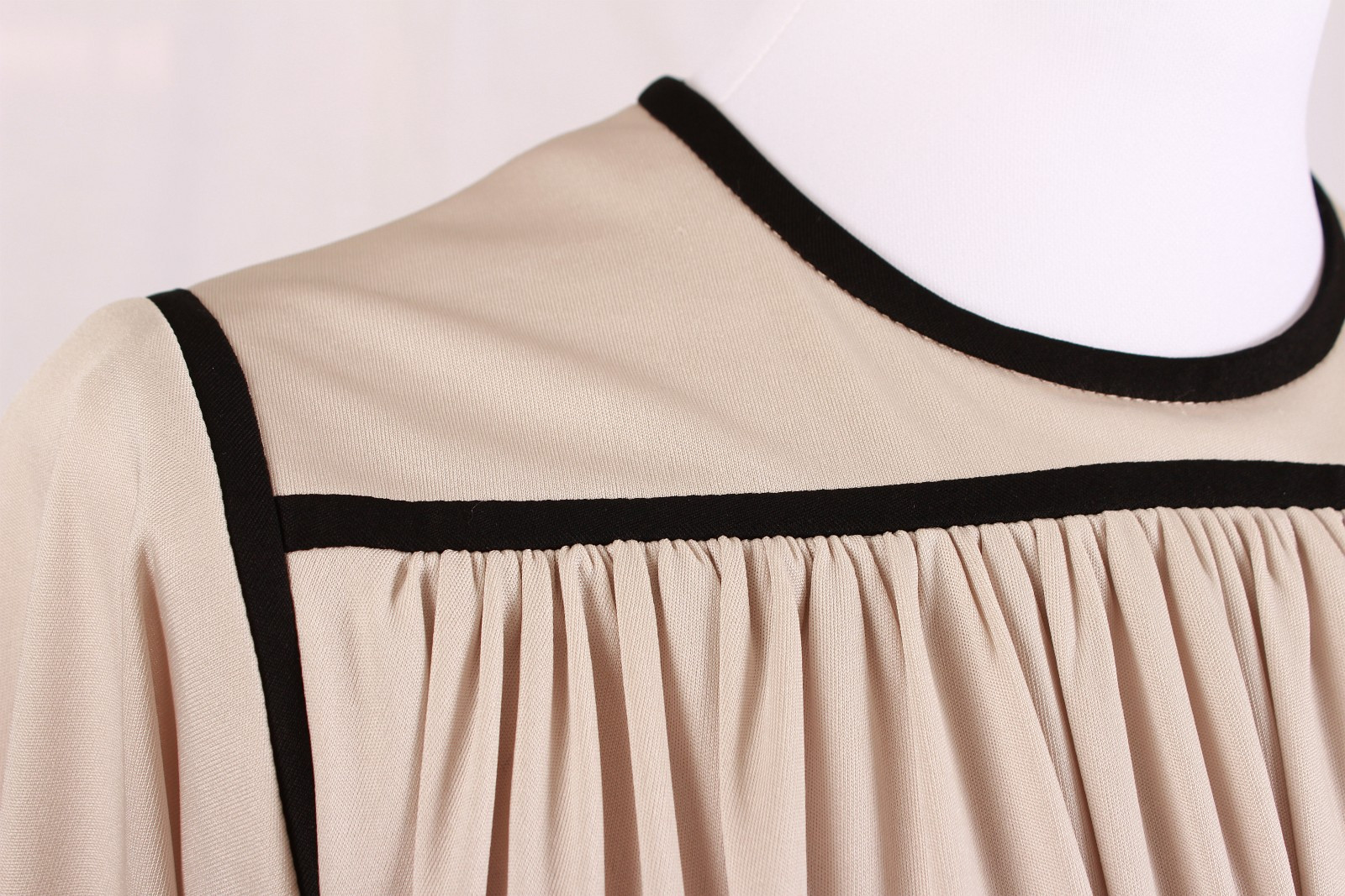 17mai kjole Klassisk, vintage kjole 70 tallet RETRO | FINN.no 17mai kjole Klassisk, vintage kjole 70 tallet RETRO | FINN.no