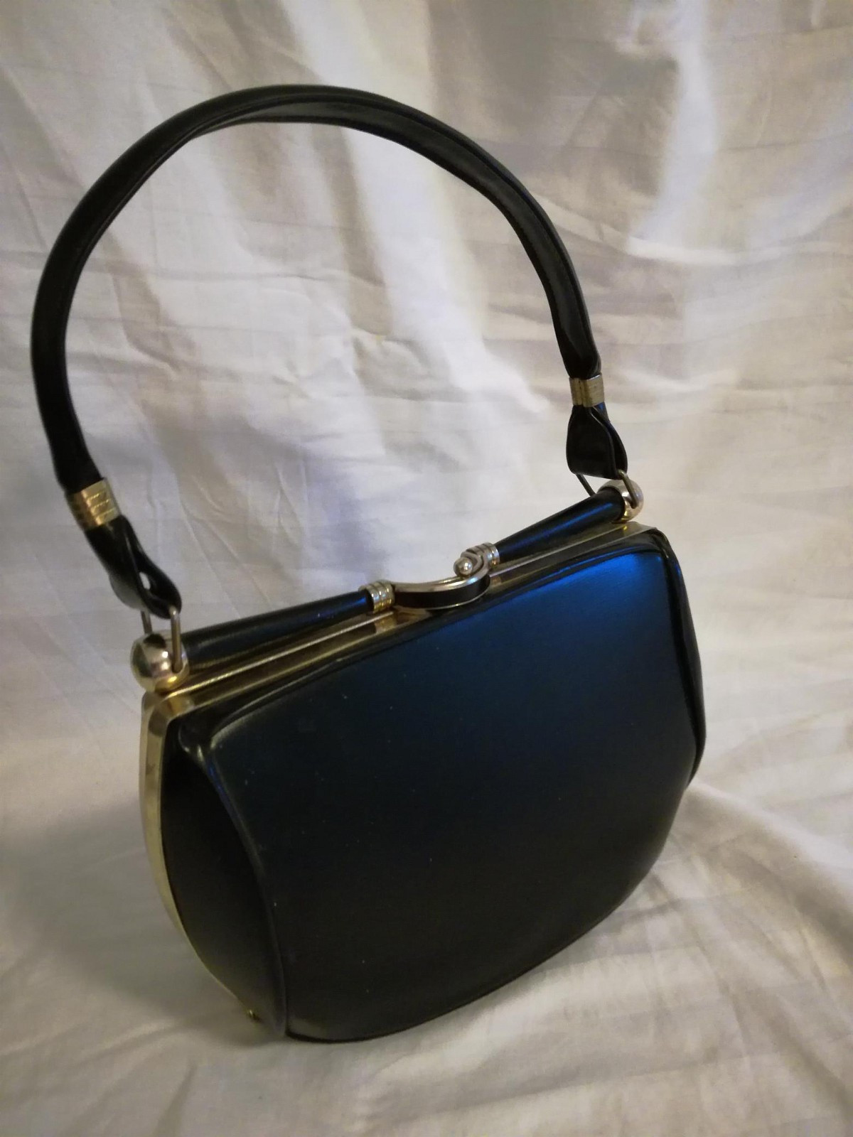 Vintage, sort håndveske fra 50 tallet med fine detaljer Vintage, sort håndveske fra 50 tallet med fine detaljer