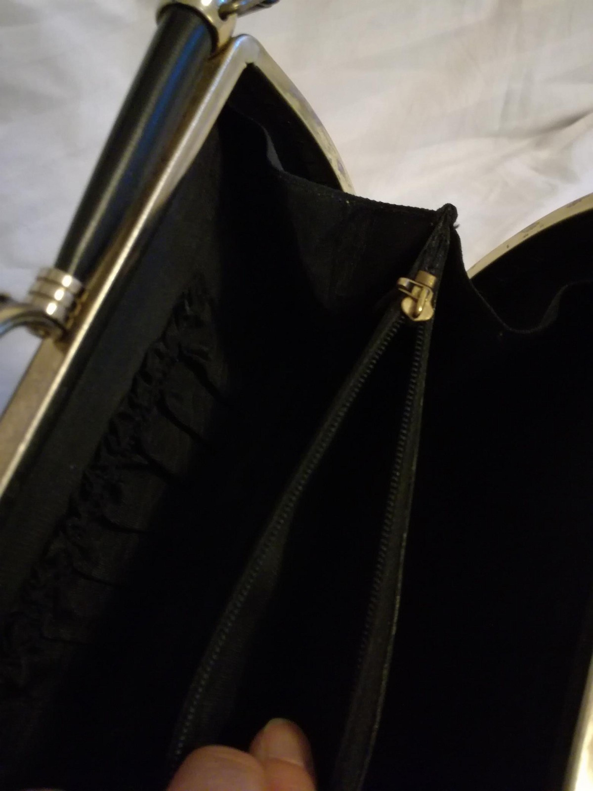 Vintage, sort håndveske fra 50 tallet med fine detaljer Vintage, sort håndveske fra 50 tallet med fine detaljer