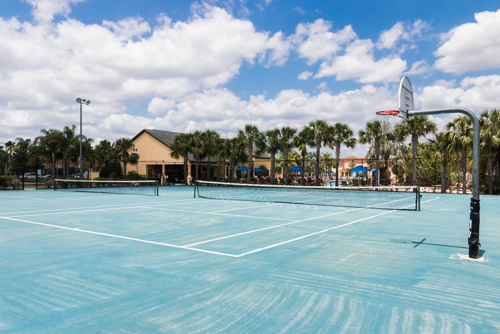 Tennis og basketballbane Galleribilde