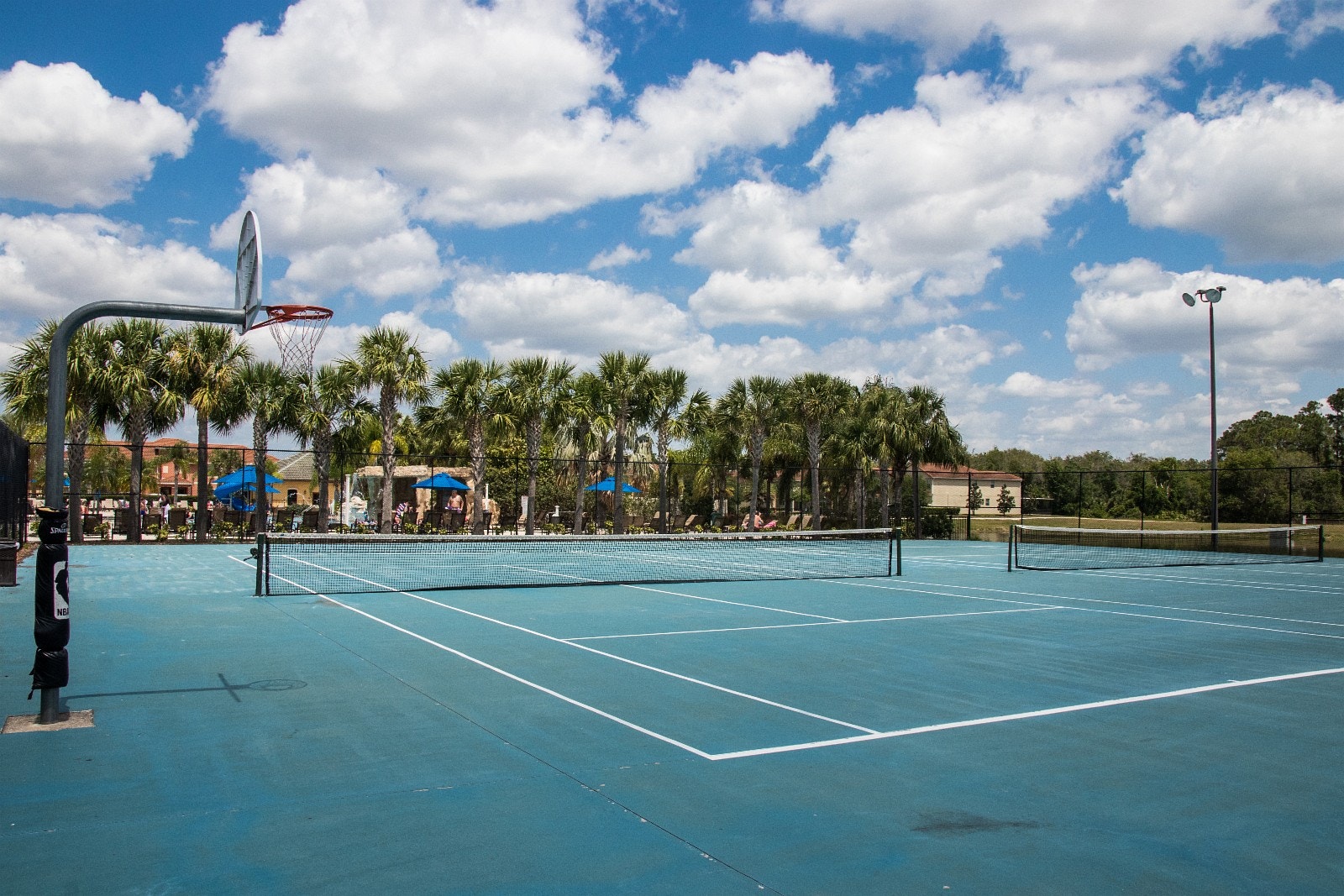 Tennis og basketballbane Galleribilde