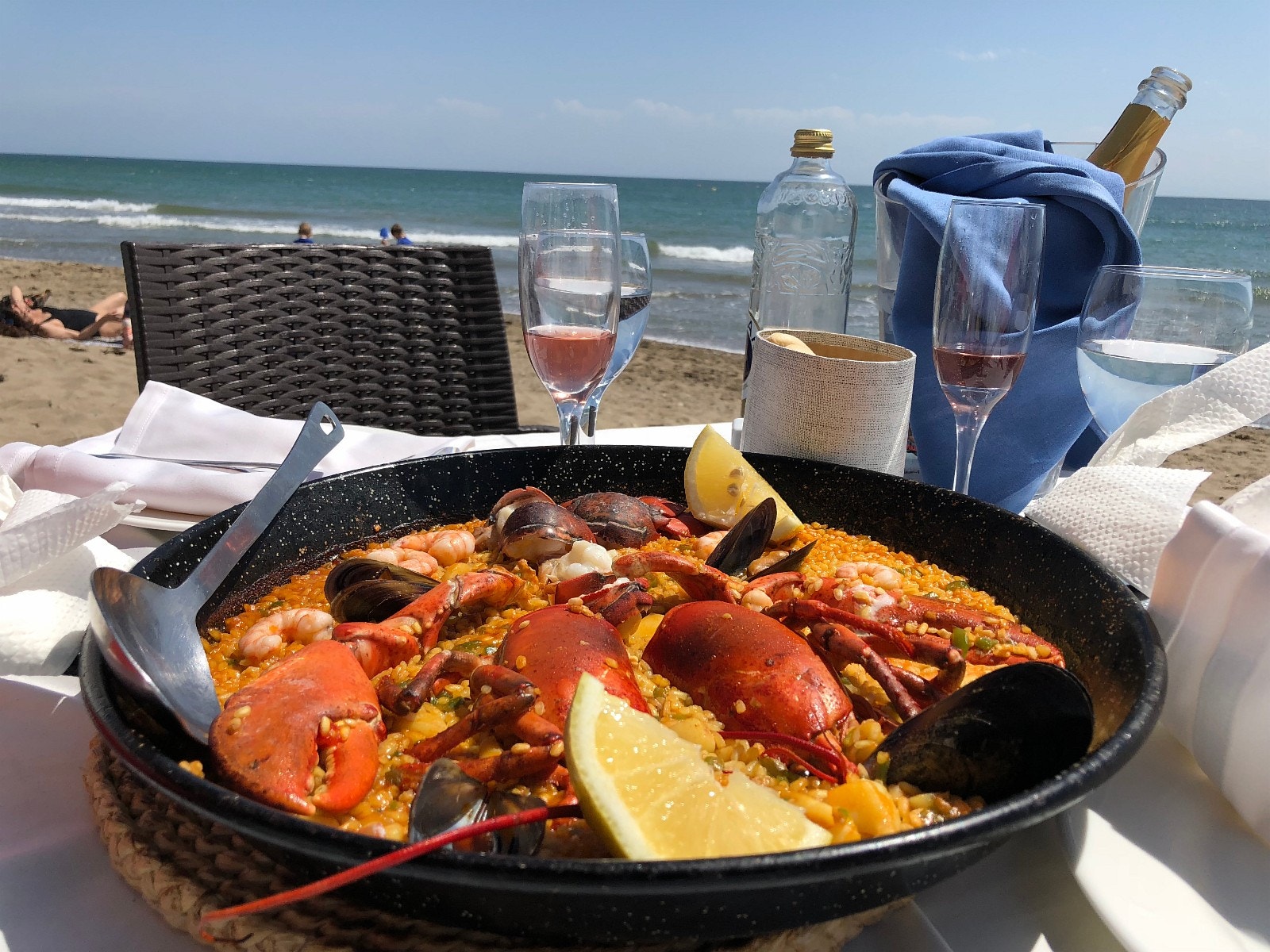 Paella på en av de mange strandrestaurantene rett nedenfor huset Galleribilde