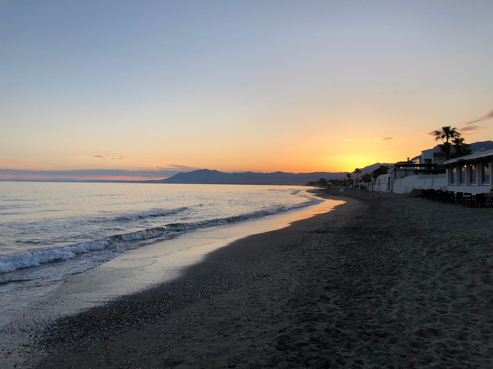 Solnedgang på stranden nedenfor huset Galleribilde