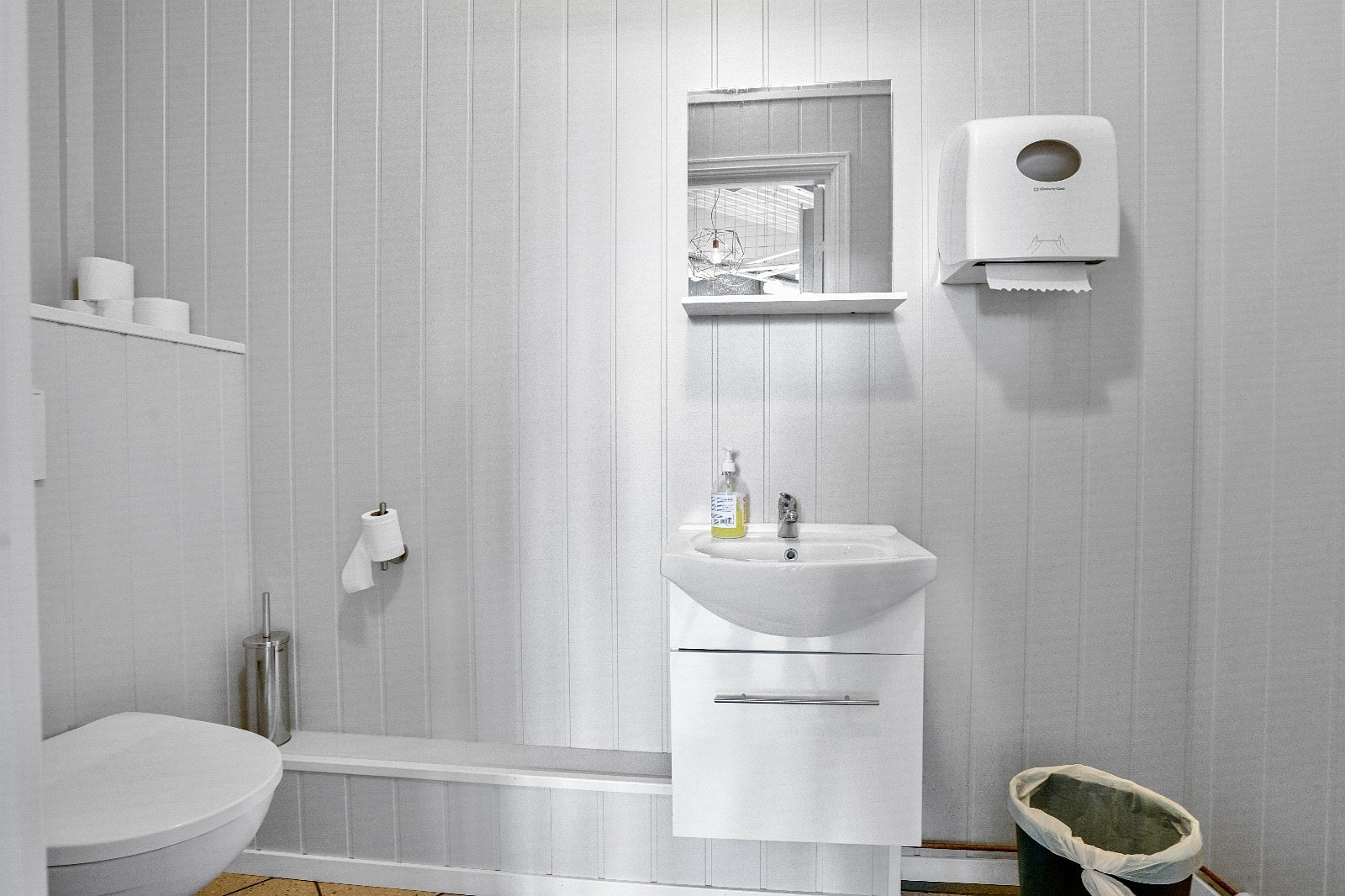 Det er to bad/toaletter i lokalene om man ønsker eget kundetoalett Galleribilde