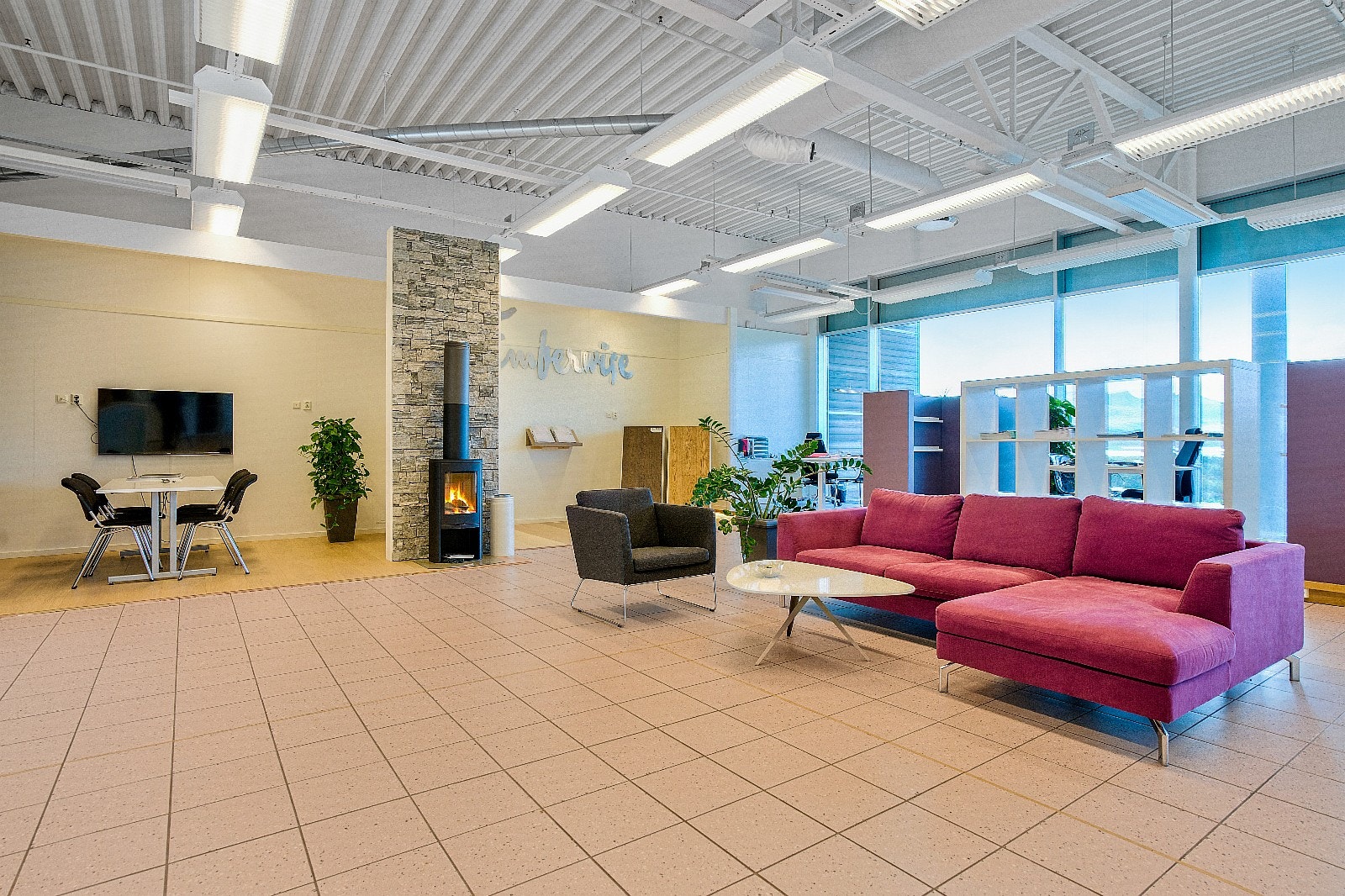 Sosial sone i midten av lokalene mellom inngang og kontorer Galleribilde