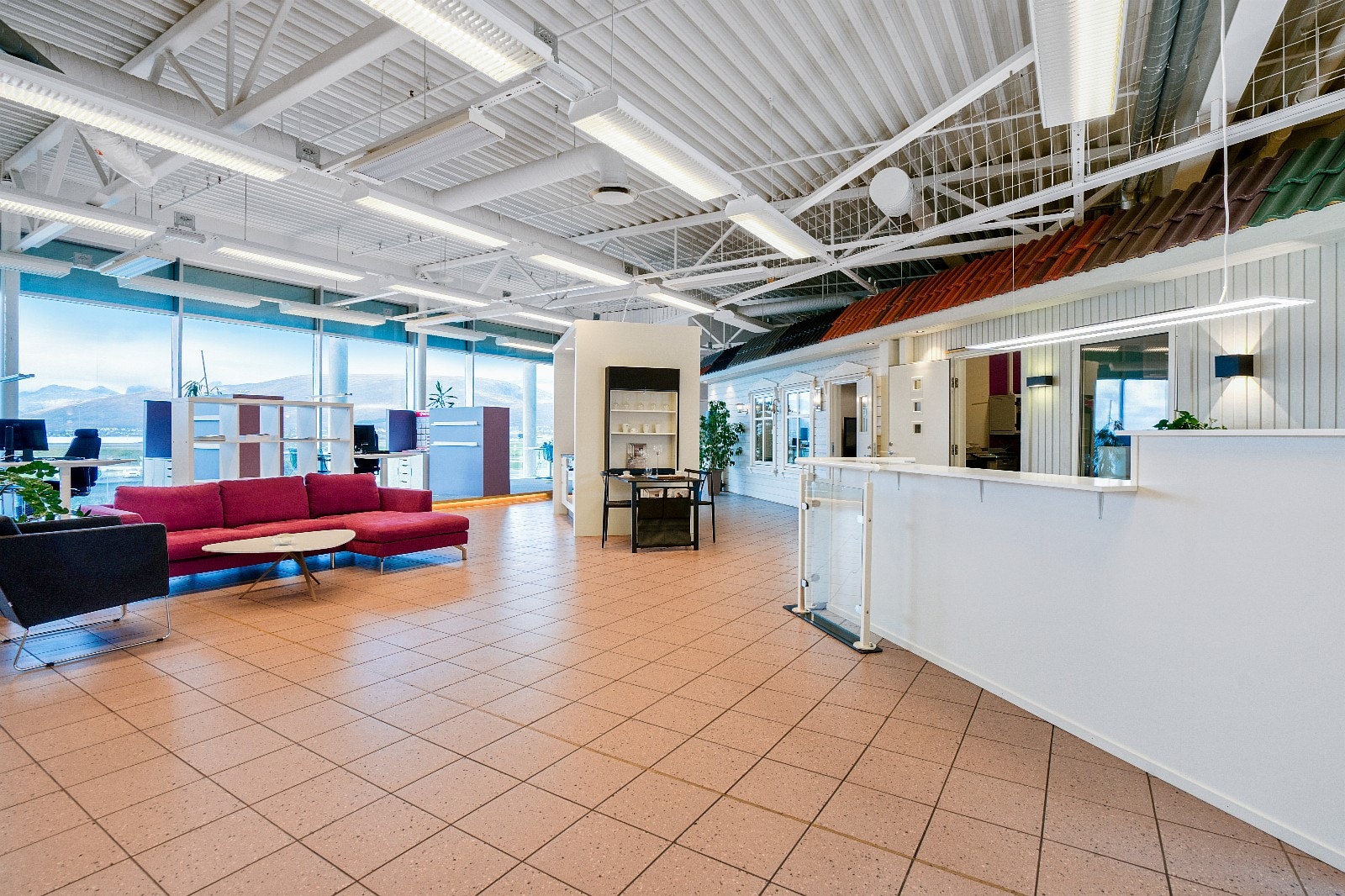 Sosial sone i midten av lokalene mellom inngang og kontorer Galleribilde