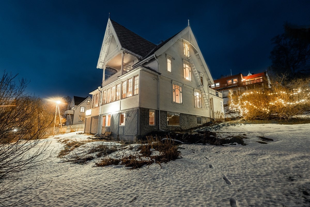 Sentral beliggenhet rett sør for bruhodet på stor eiendomstomt Galleribilde