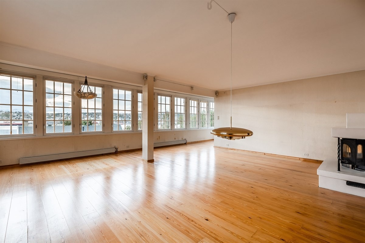 Stor stue med masse lysinnslipp og masse muligheter for innredning. Galleribilde