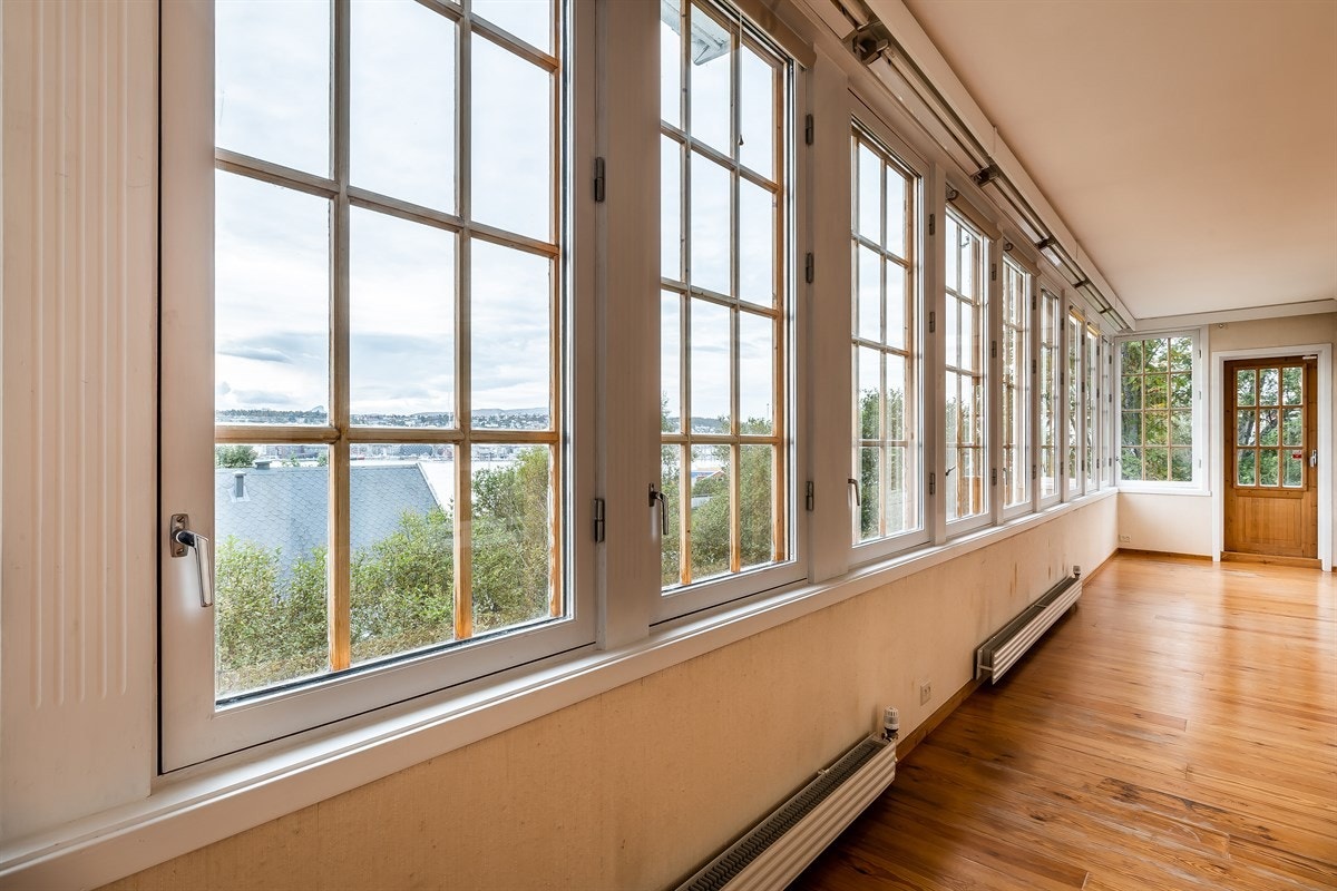 Detalj fra stue med utsikt mot Tromsøya Galleribilde
