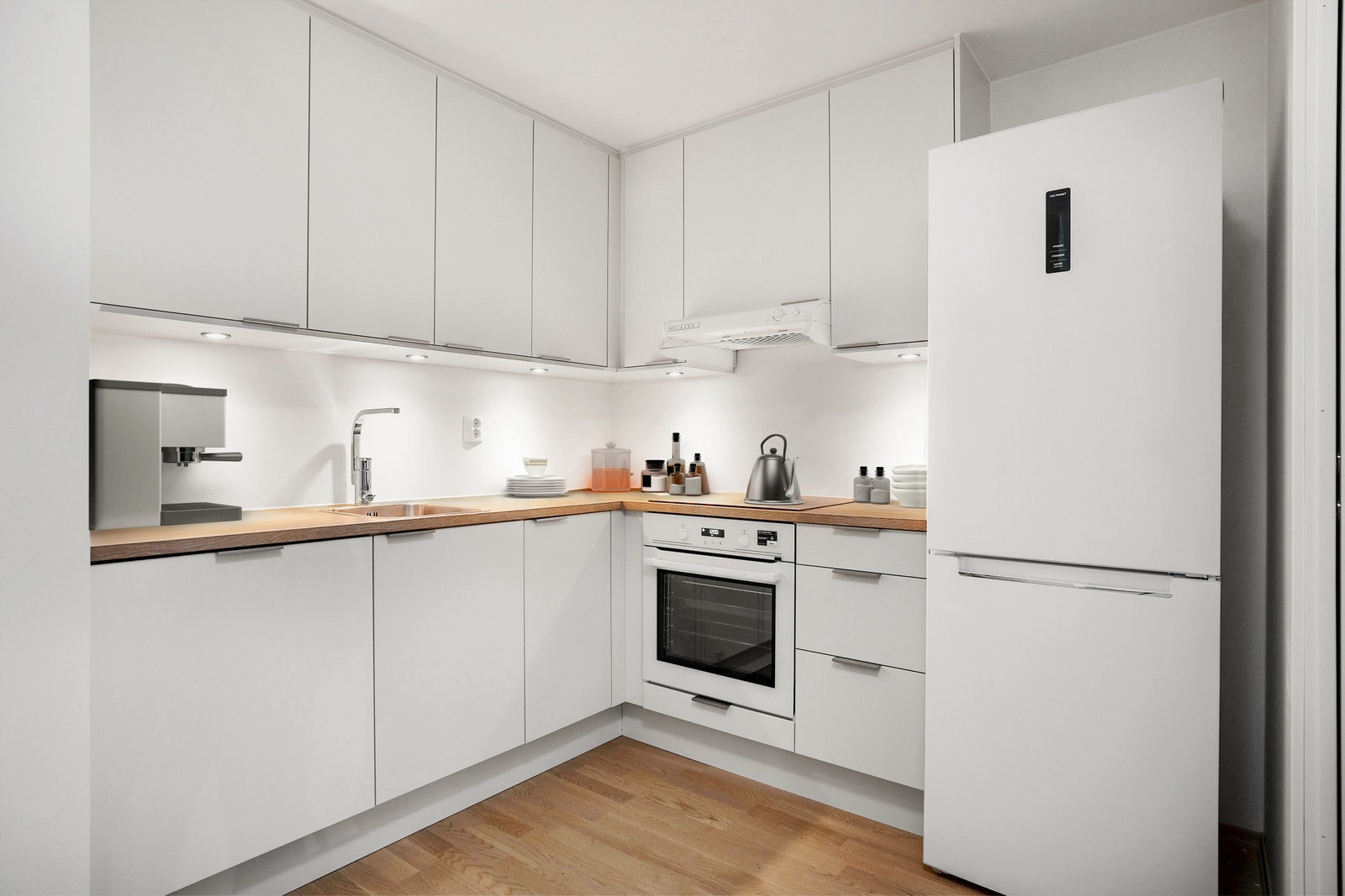 Kjøkken med alt av integrerte hvitevarer Galleribilde