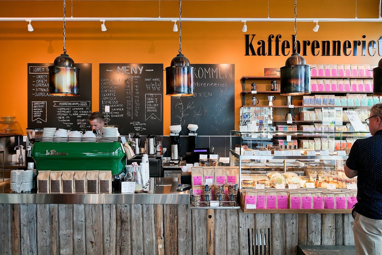 En av mange lokale kafeer Galleribilde