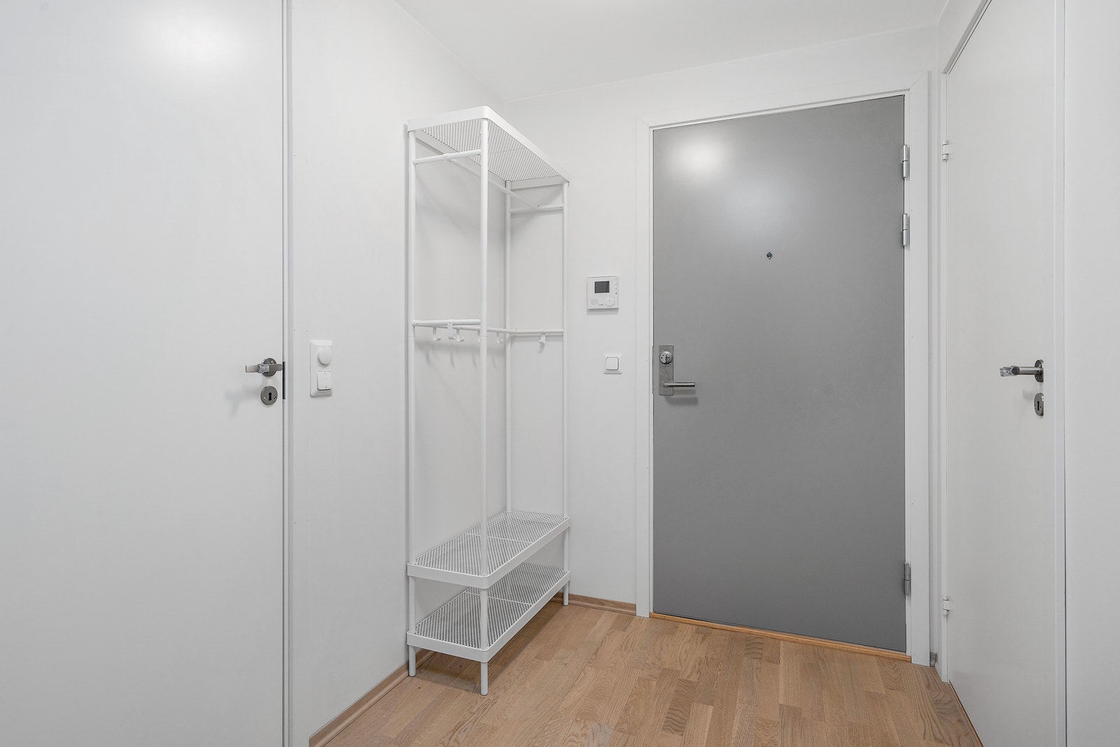 Romslig entree med inngang til innvending garderobe/bod. Galleribilde