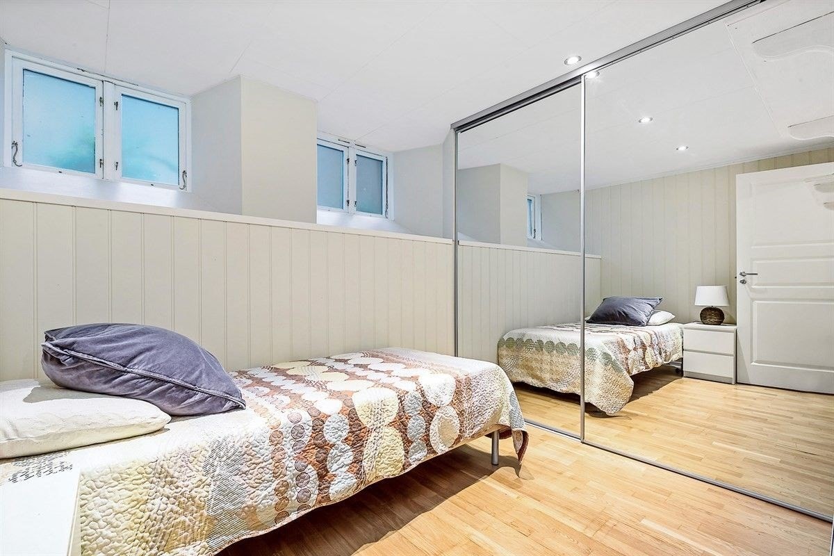 Soverom || har plass til dobbeltseng med tilhørende møblement, samt skyvedørsgarderobe Galleribilde