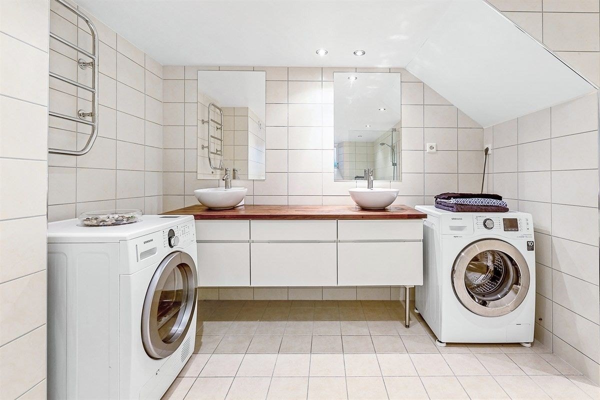 To servanter med praktisk oppbevaring og benkeplate i heltre eik. Opplegg for vaskemaskin Galleribilde