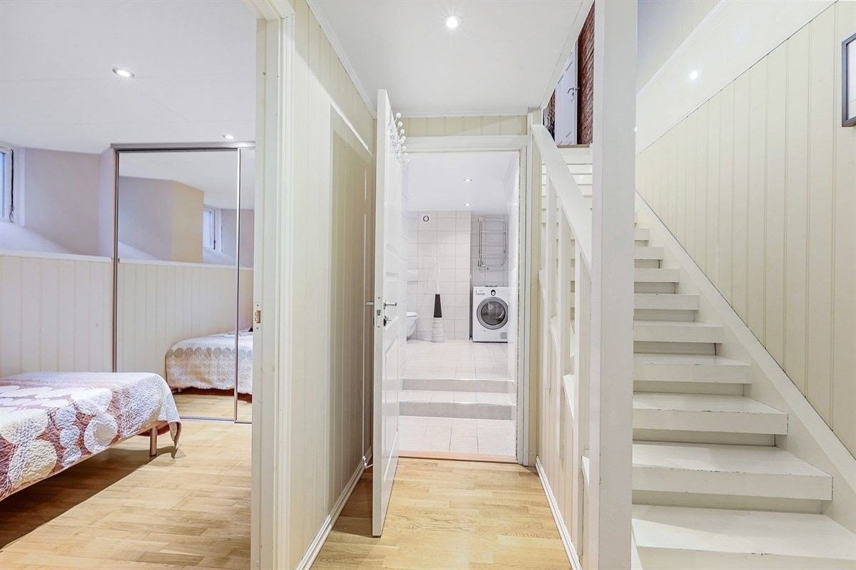 Leiligheten har to soverom, samt bad i underetasjen Galleribilde