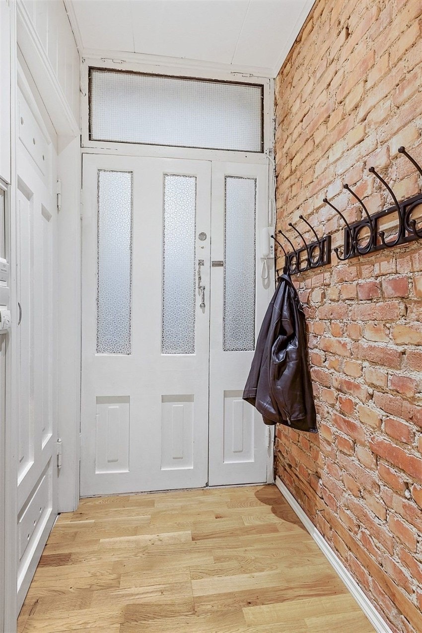 Lys entré med parkett på gulv og varmefolie. God plass til yttertøy og sko. Galleribilde