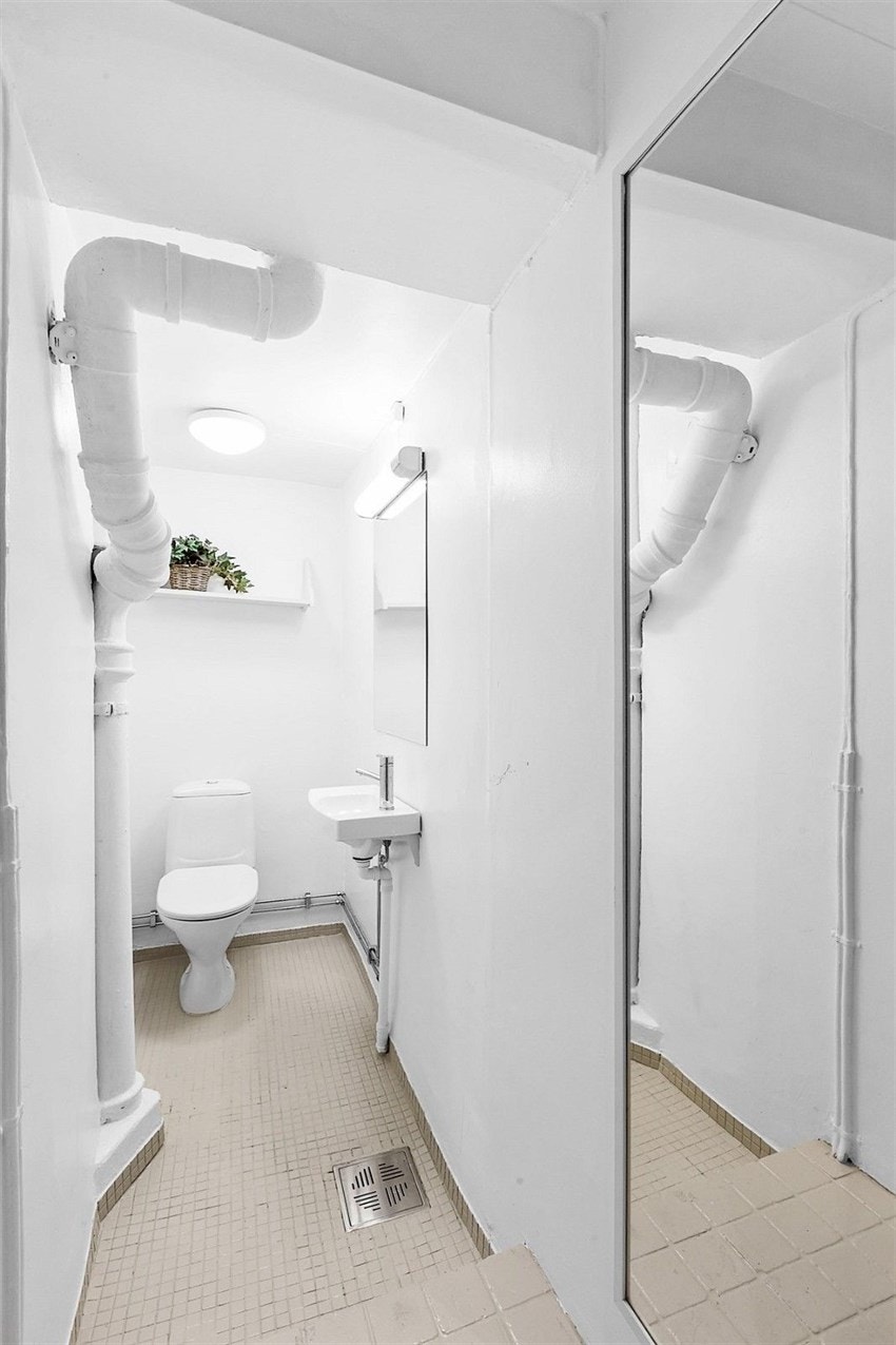 Separat wc med toalett og servant Galleribilde