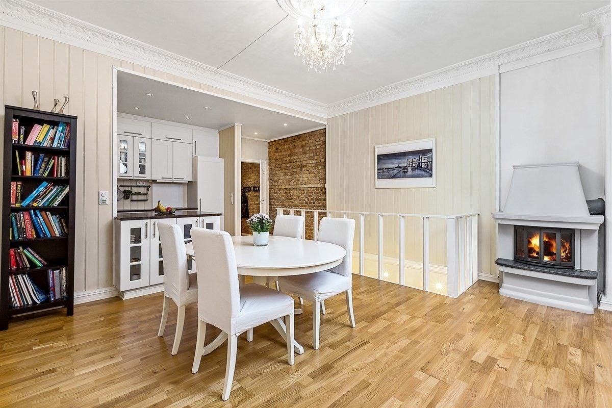 Hyggelig peis, klassisk stukkatur og rosett Galleribilde