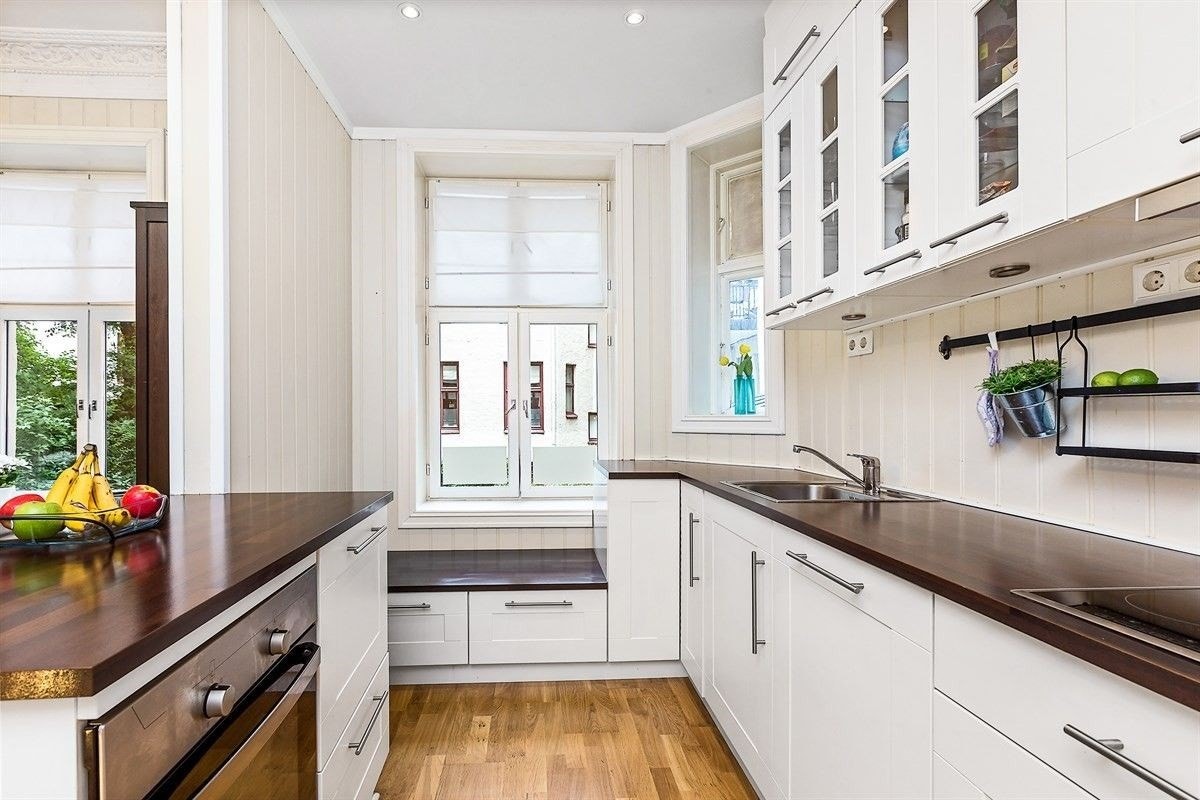 Godt med både skap- og benkeplass, samt liten plassbygget benk under det ene vinduet Galleribilde