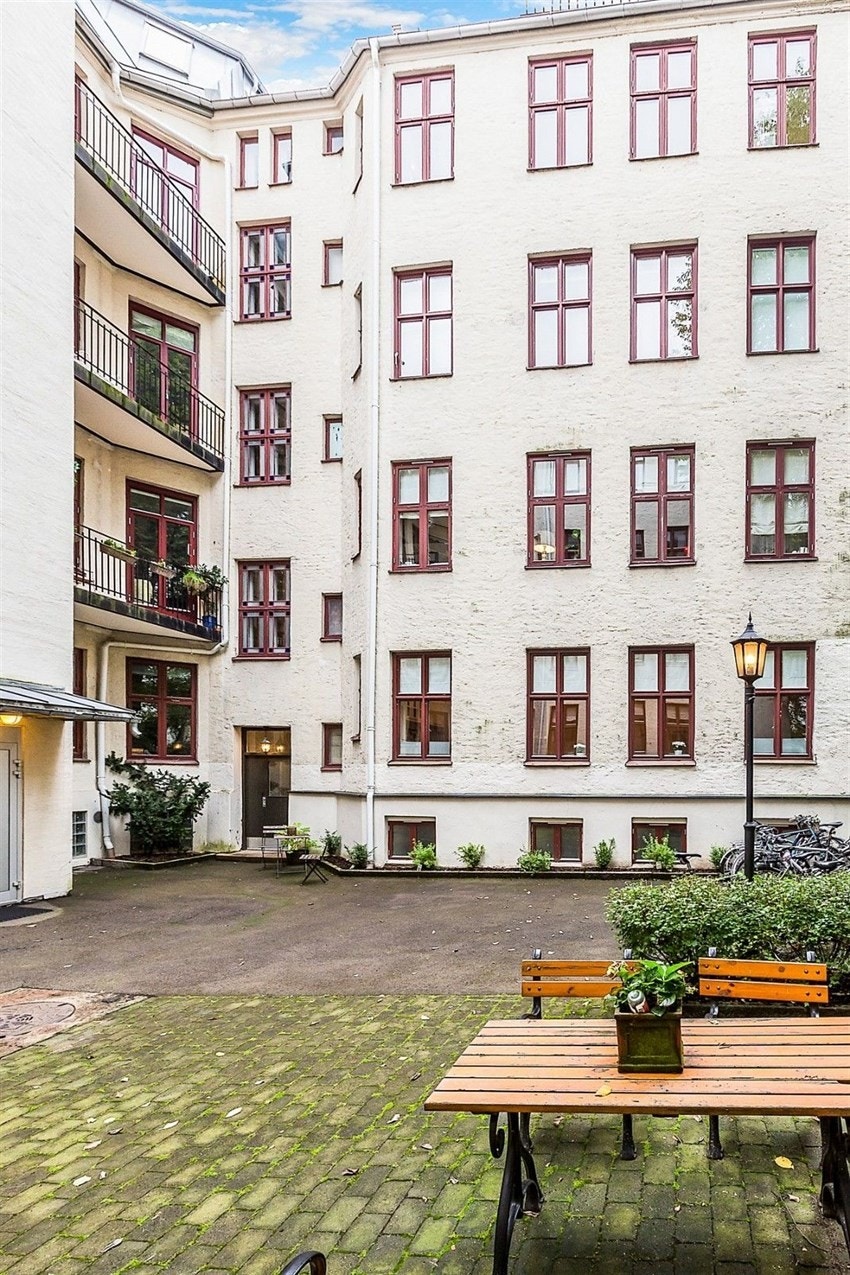 Opparbeidet og beplantet fellesarealer med plen, beplanting og trær Galleribilde