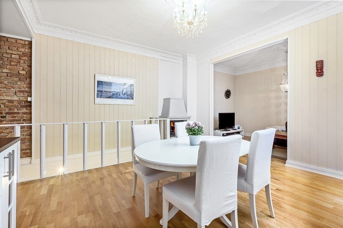 Spisestue med plass til mange gjester Galleribilde