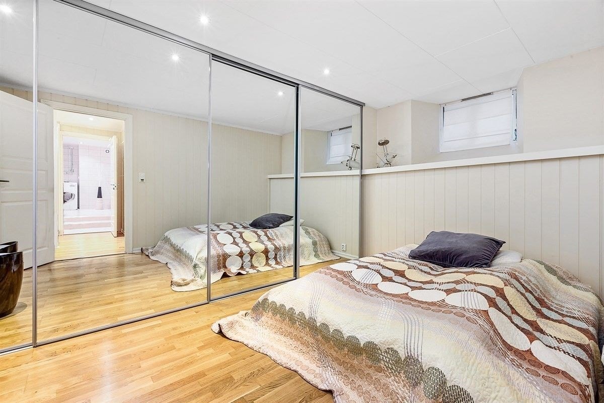 Hovedsoverommet har god plass til dobbeltseng med tilhørende møblement, samt stor og praktisk skyvedørsgarderobe Galleribilde