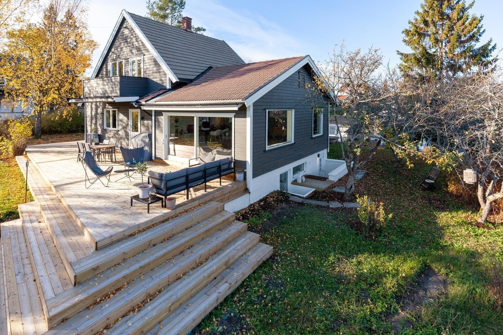 Usjenert inngang/hage på siden av huset Galleribilde