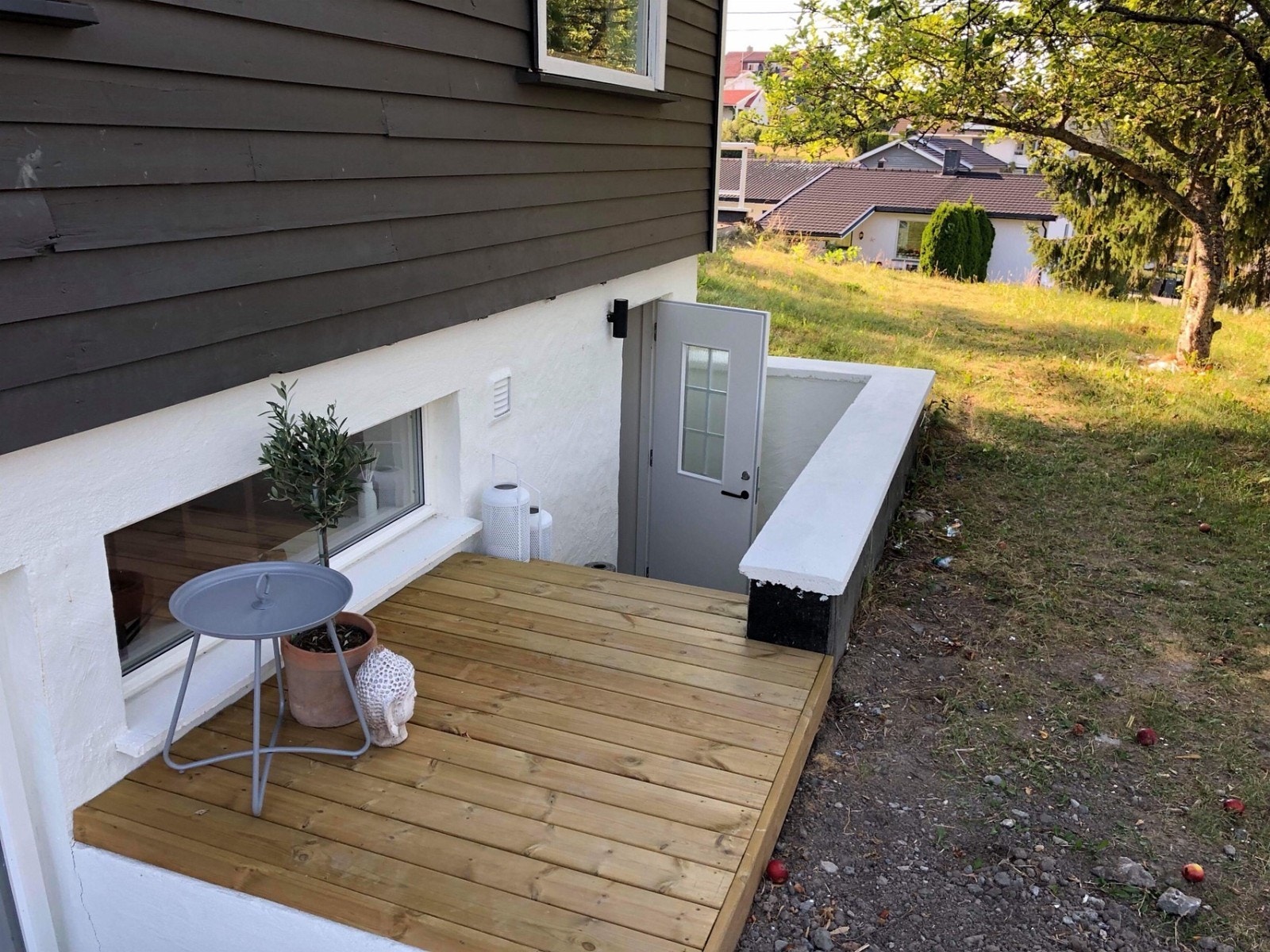 Inngang fra siden av huset Galleribilde