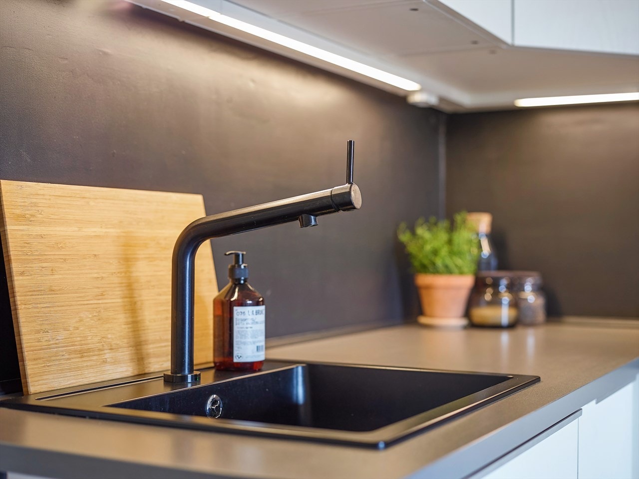 Rikelig med skap- og benkeplass. Galleribilde