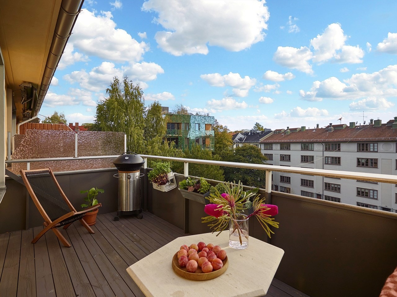 Herlig, romslig balkong med god plass til utemøbler. Galleribilde
