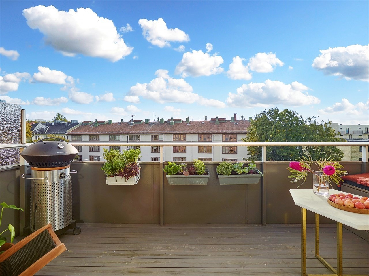 Stor balkong på cirka 9 kvm med gode lys- og solforhold. Galleribilde