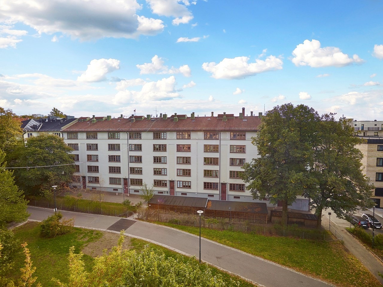 Pent utsyn mot grønne omgivelser. Galleribilde