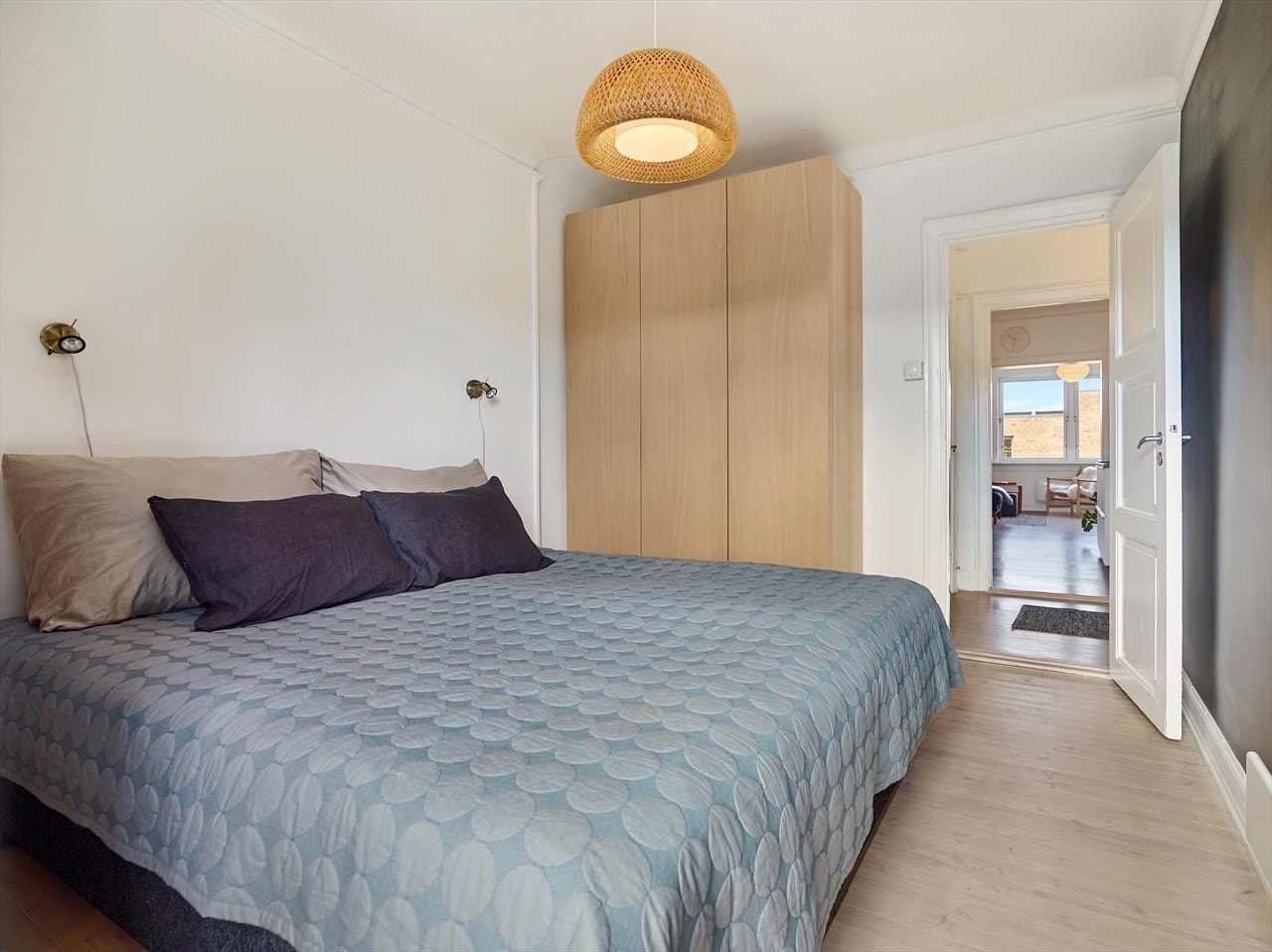 Hovedsoverommet er av god størrelse med plass til stor dobbeltseng og garderobeskap. Galleribilde