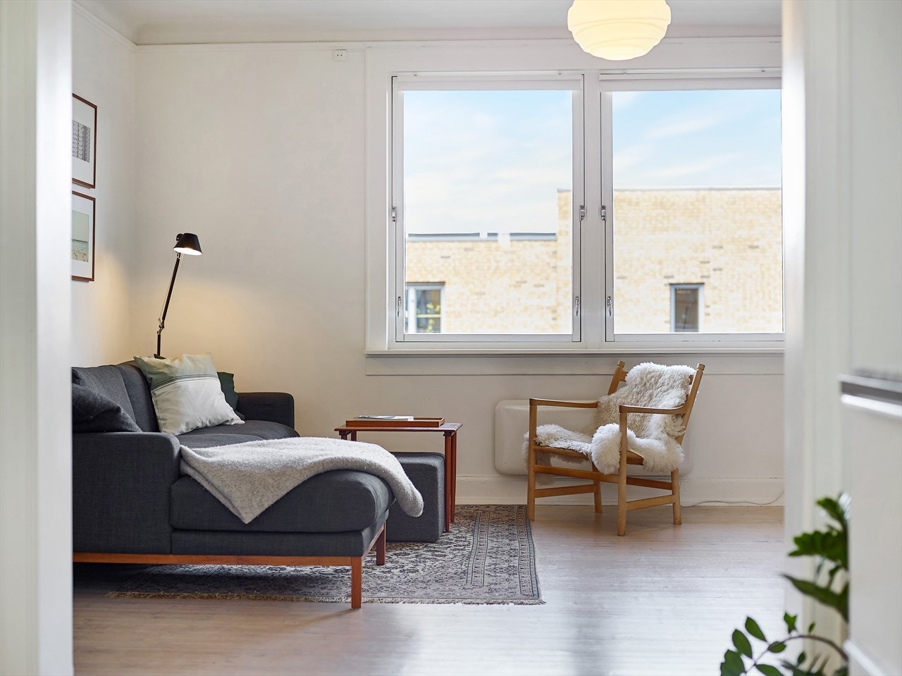 Store vindusflater som slipper til rikelig med naturlig lys. Galleribilde