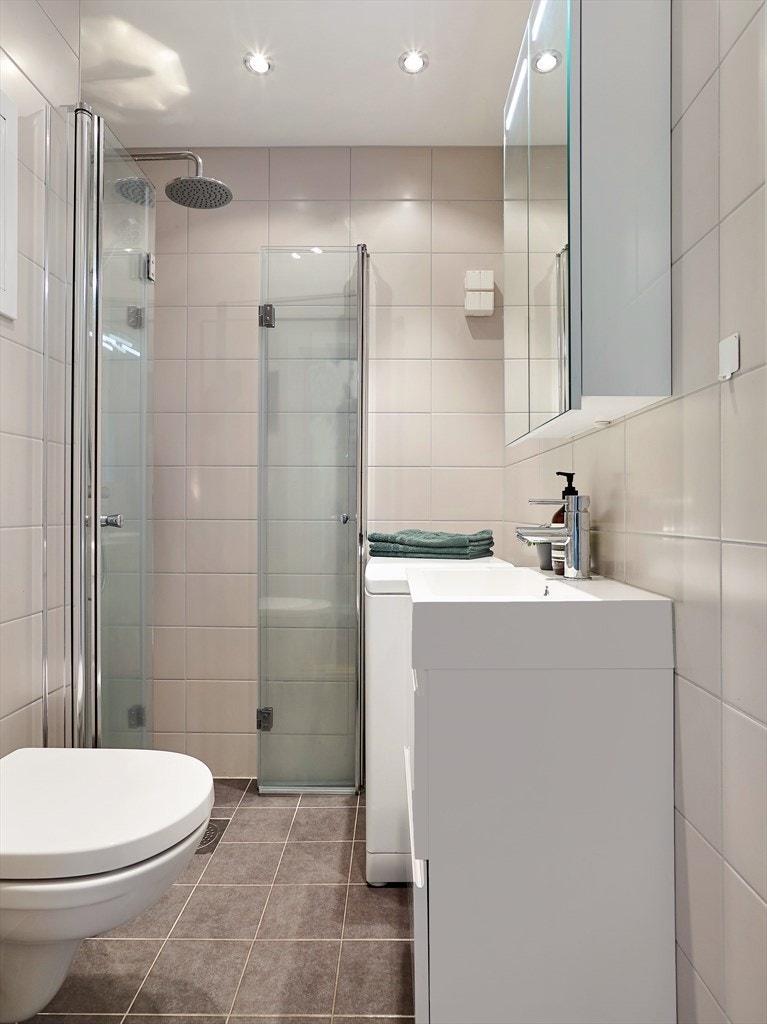 Lekkert flislagt baderom, oppusset i 2018. Varme i gulv, downlights i himling og opplegg for vaskemaskin. Galleribilde