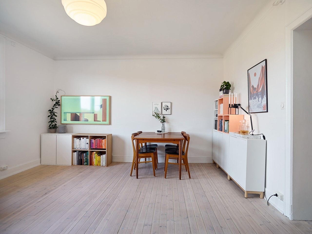 Stuen er meget arealeffektiv som gjør rommet enkelt å møblere. Galleribilde