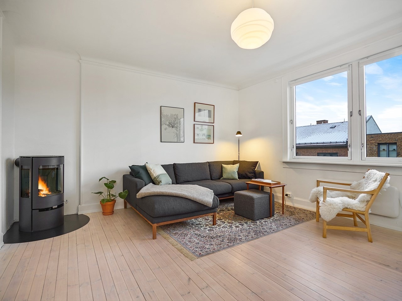 Herlig internbeliggenhet i byggets 5. etasje (øverst). Tilgang via heis eller trapper. Galleribilde