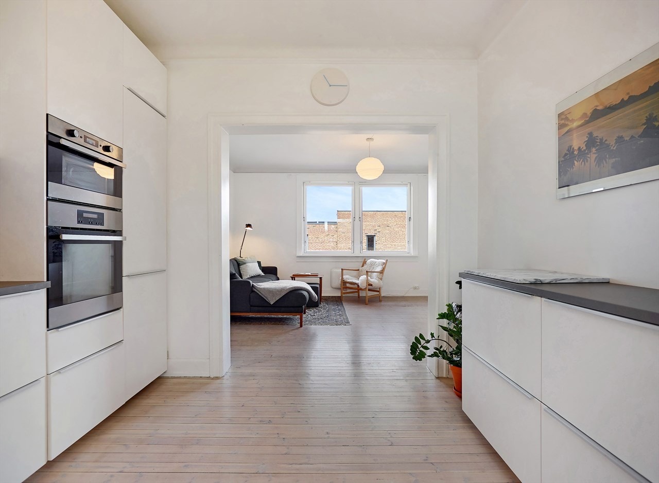 Hvitevarene er integrerte og består av ovn, induksjonsplatetopp, mikrobølgeovn og kjøleskap med fryser. Galleribilde